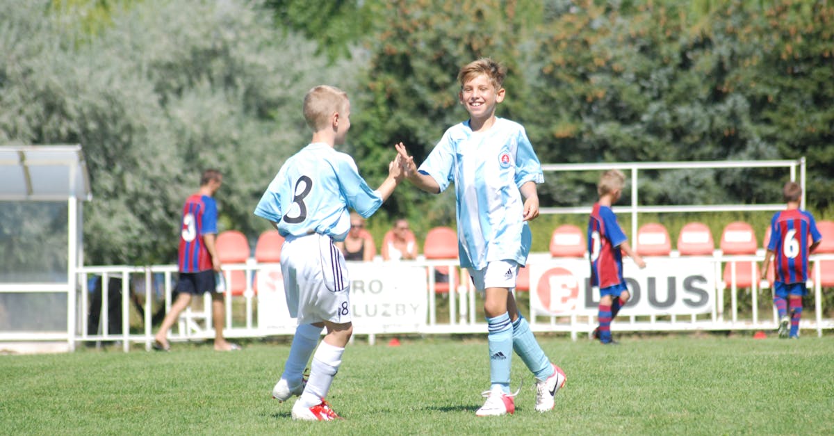 صلاح وجيرارد: عناق تاريخي ولقطة تخطف الأنظار بعد قمة ليفربول وأستون فيلا